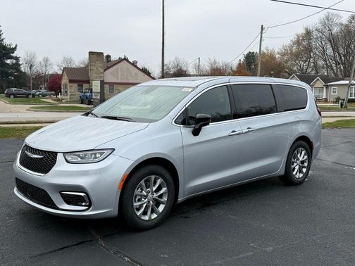 Silver Mist Clearcoat 2026 Chrysler Pacifica Limited