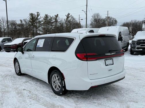 2024 Chrysler Pacifica Touring-L