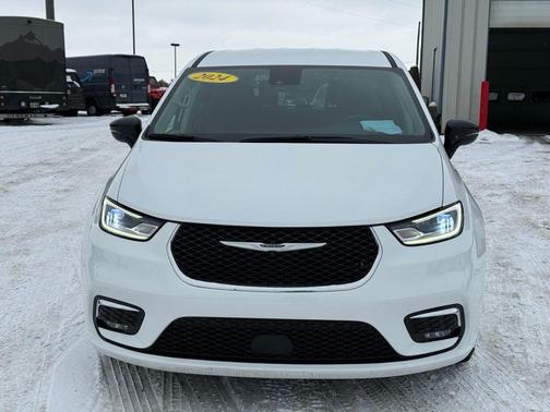 2024 Chrysler Pacifica Touring-L