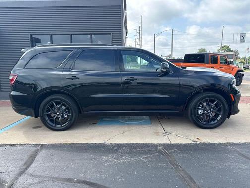 DB Black Crystal Clearcoat 2026 Dodge Durango GT Plus HEMI V8
