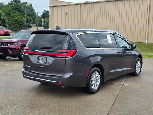 2023 Chrysler Pacifica Touring-L