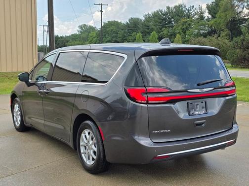 2023 Chrysler Pacifica Touring-L