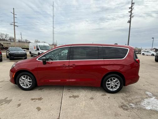 2026 Chrysler Voyager LX