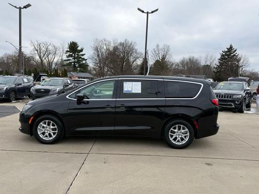 Brilliant Black Crystal Pearlcoat 2023 Chrysler Voyager LX