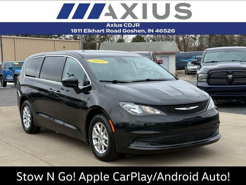 Brilliant Black Crystal Pearlcoat 2023 Chrysler Voyager LX