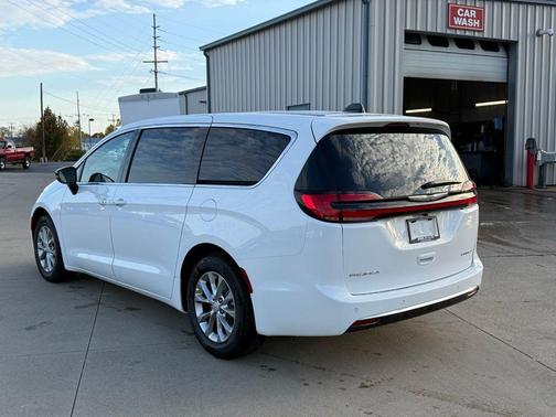 Bright White Clearcoat 2026 Chrysler Pacifica Limited