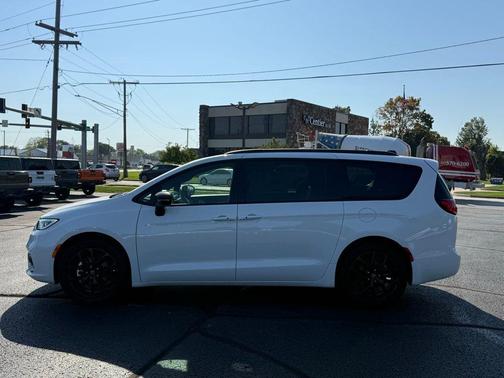 Bright White Clearcoat 2025 Chrysler Pacifica Limited