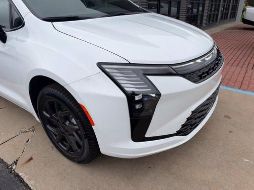 Bright White Clearcoat 2027 Chrysler Pacifica LIMITED