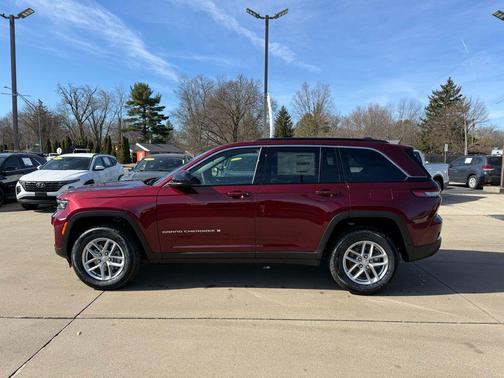 Velvet Red Pearlcoat 2026 Jeep Grand Cherokee Laredo