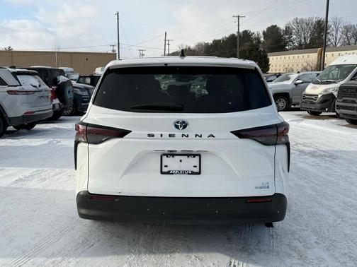 2024 Toyota Sienna LE