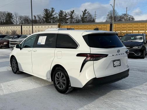 2024 Toyota Sienna LE