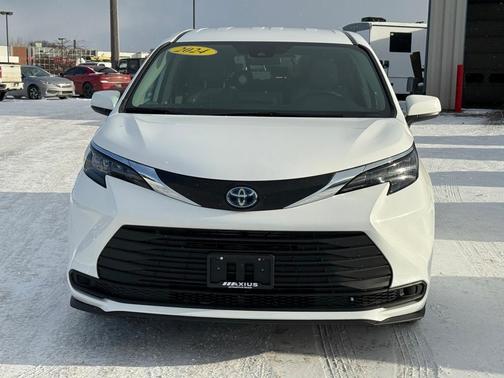 2024 Toyota Sienna LE