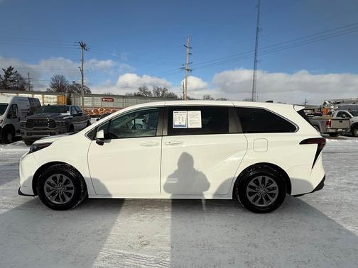 2024 Toyota Sienna LE