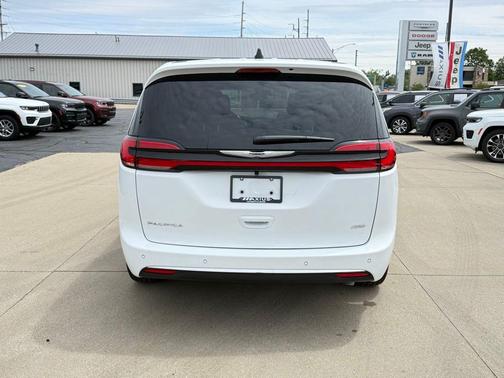 Bright White Clearcoat 2026 Chrysler Pacifica Select