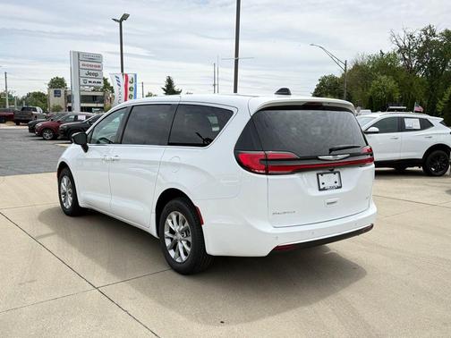 Bright White Clearcoat 2026 Chrysler Pacifica Select