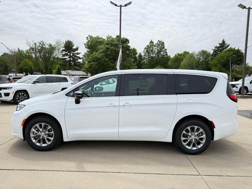 Bright White Clearcoat 2026 Chrysler Pacifica Select
