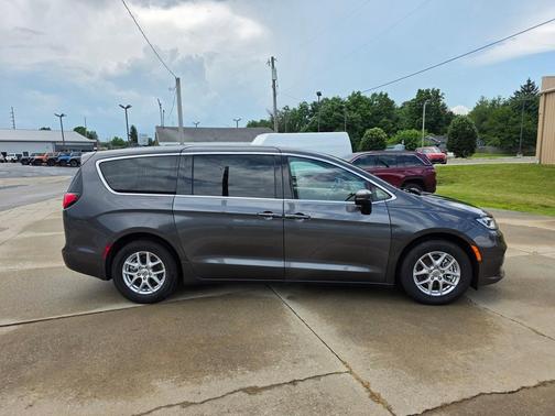 2023 Chrysler Pacifica Touring-L
