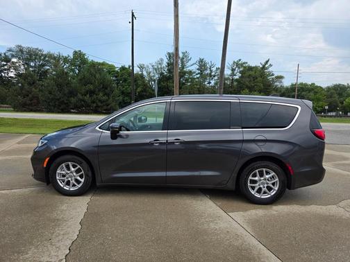 2023 Chrysler Pacifica Touring-L