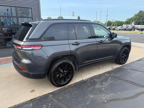 Metallic 2024 Jeep Grand Cherokee Laredo