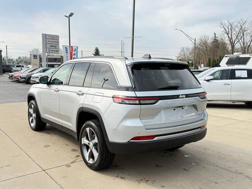 Silver Zynith 2026 Jeep Grand Cherokee Limited