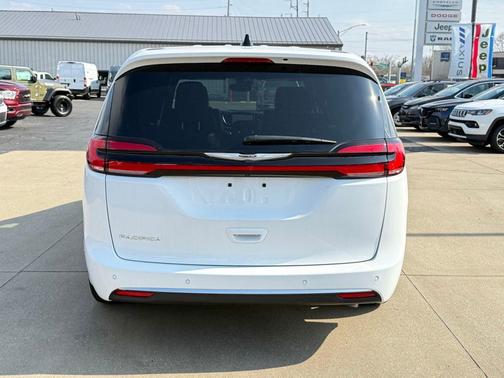 Bright White Clearcoat 2025 Chrysler Pacifica Select