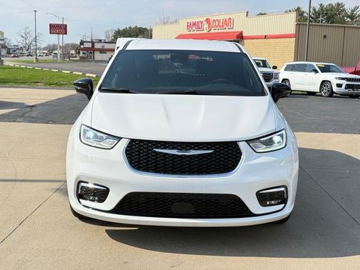 Bright White Clearcoat 2025 Chrysler Pacifica Select