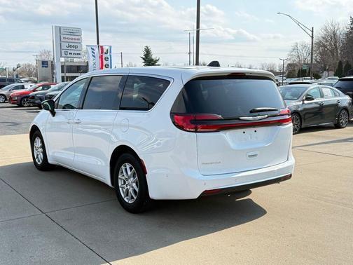 Bright White Clearcoat 2025 Chrysler Pacifica Select