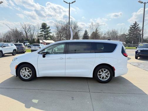 Bright White Clearcoat 2025 Chrysler Pacifica Select