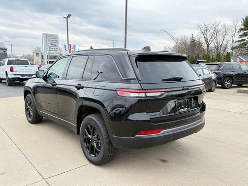 Diamond Black 2026 Jeep Grand Cherokee Laredo