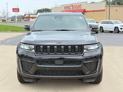 Diamond Black 2026 Jeep Grand Cherokee Laredo