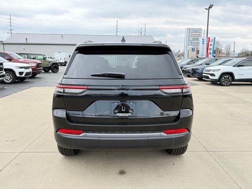Diamond Black 2026 Jeep Grand Cherokee Laredo
