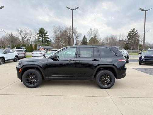 Diamond Black 2026 Jeep Grand Cherokee Laredo