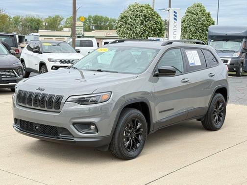 Sting Gray Clearcoat 2023 Jeep Cherokee Altitude Lux