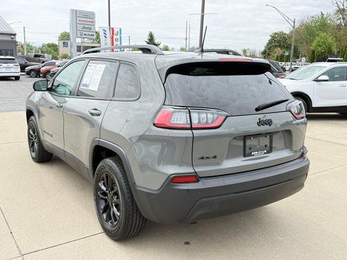 Sting Gray Clearcoat 2023 Jeep Cherokee Altitude Lux