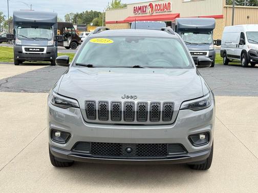 Sting Gray Clearcoat 2023 Jeep Cherokee Altitude Lux