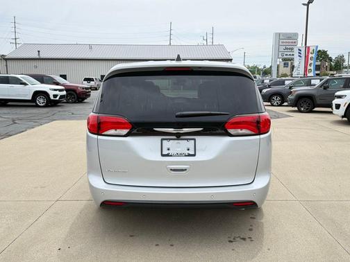 Silver Mist Clearcoat 2026 Chrysler Voyager LX