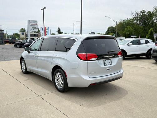 Silver Mist Clearcoat 2026 Chrysler Voyager LX