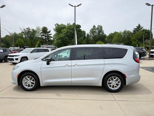 Silver Mist Clearcoat 2026 Chrysler Voyager LX