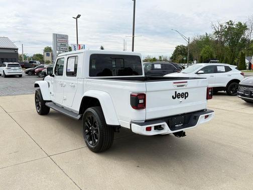 Bright White Clearcoat 2023 Jeep Gladiator Overland