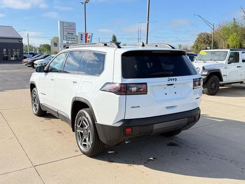 Bright White Clearcoat 2026 Jeep Cherokee LAREDO/LIMITED