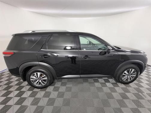 2022 Nissan Pathfinder SL 4WD