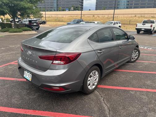 2019 Hyundai ELANTRA SE