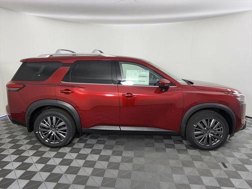 2025 Nissan Pathfinder SL 4WD