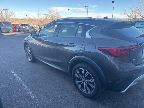 2017 INFINITI QX30 Luxury