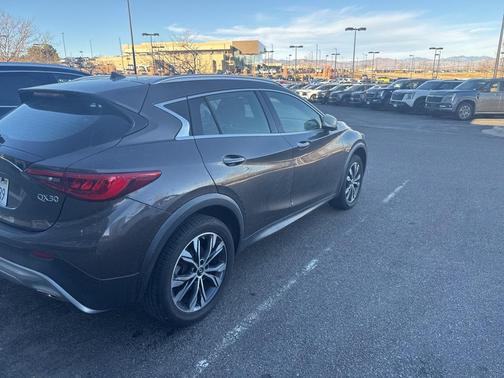 2017 INFINITI QX30 Luxury
