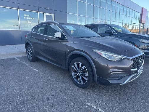 2017 INFINITI QX30 Luxury
