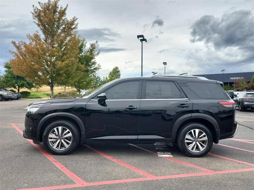 2023 Nissan Pathfinder SL 4WD