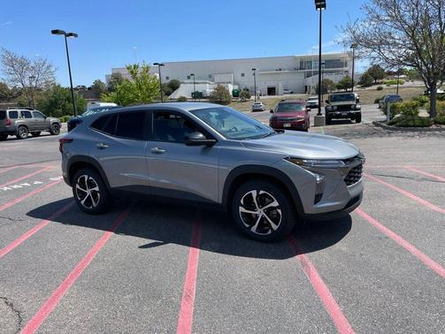 Sterling Gray Metallic 2024 Chevrolet Trax FWD 1RS