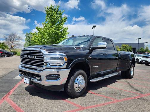 Diamond Black Crystal Pearlcoat 2022 RAM 3500 Laramie Crew Cab 4x4 8' Box