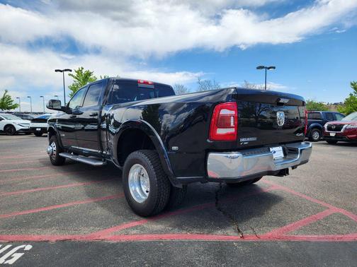 Diamond Black Crystal Pearlcoat 2022 RAM 3500 Laramie Crew Cab 4x4 8' Box